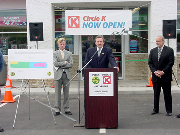 Kirk Conover addresses audience at Circle K grand opening